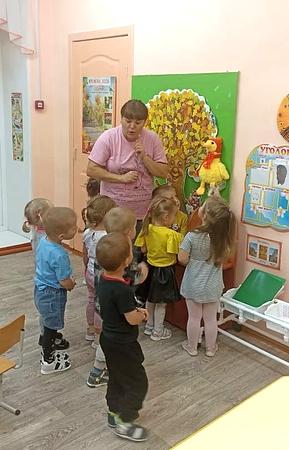 Малыши знакомятся с утенком Русей